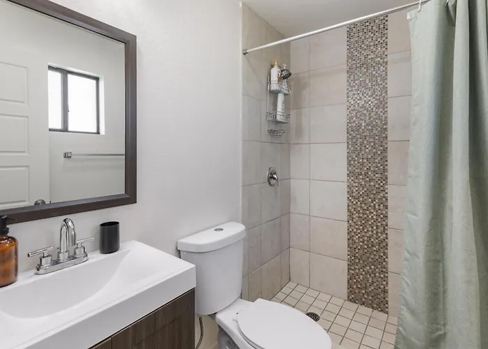 New Modern With Pool 4bd 2ba