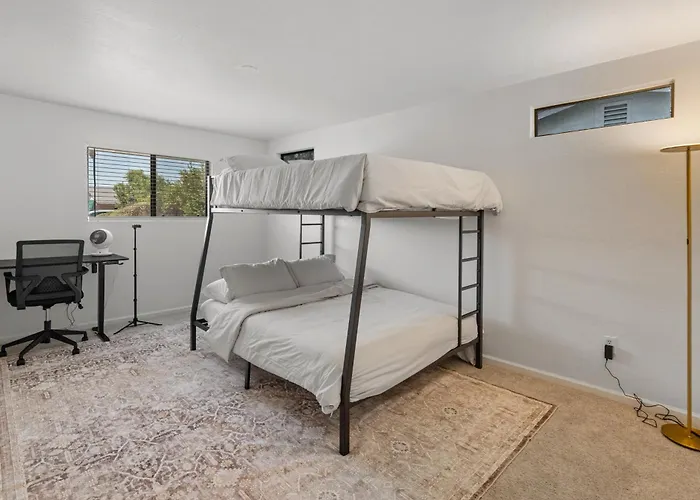 New Modern With Pool 4bd 2ba Сasa de vacaciones *